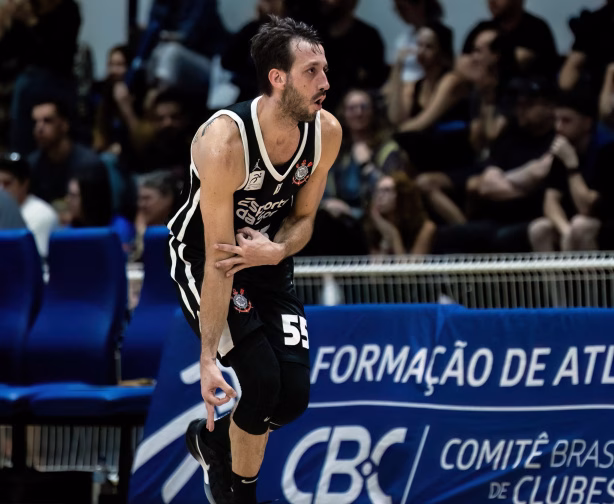 Armador do Corinthians projeta semifinal do NBB e pede continuidade do basquete no clube