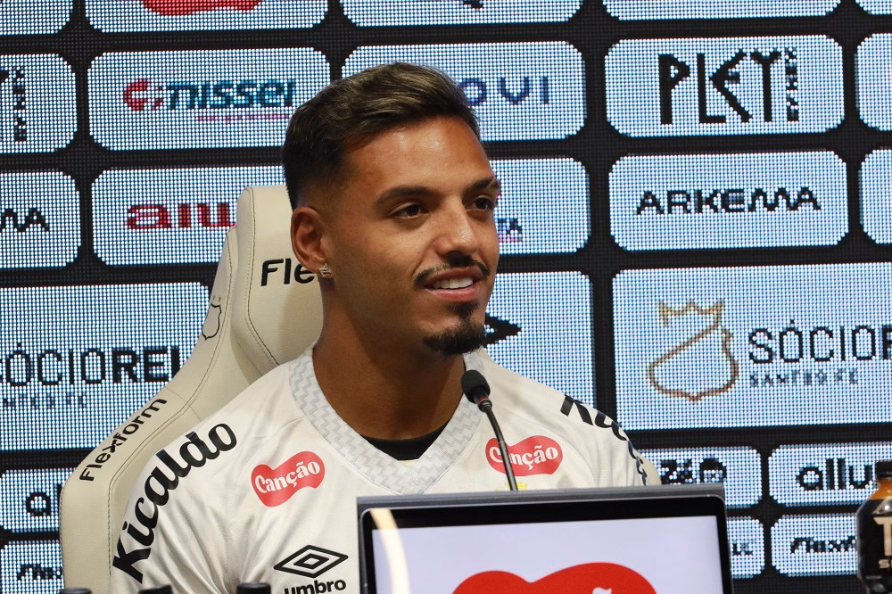 Gabriel Menino cita idolatria por Neymar em apresentação no Santos: ‘É o melhor jogador que vi atuar’