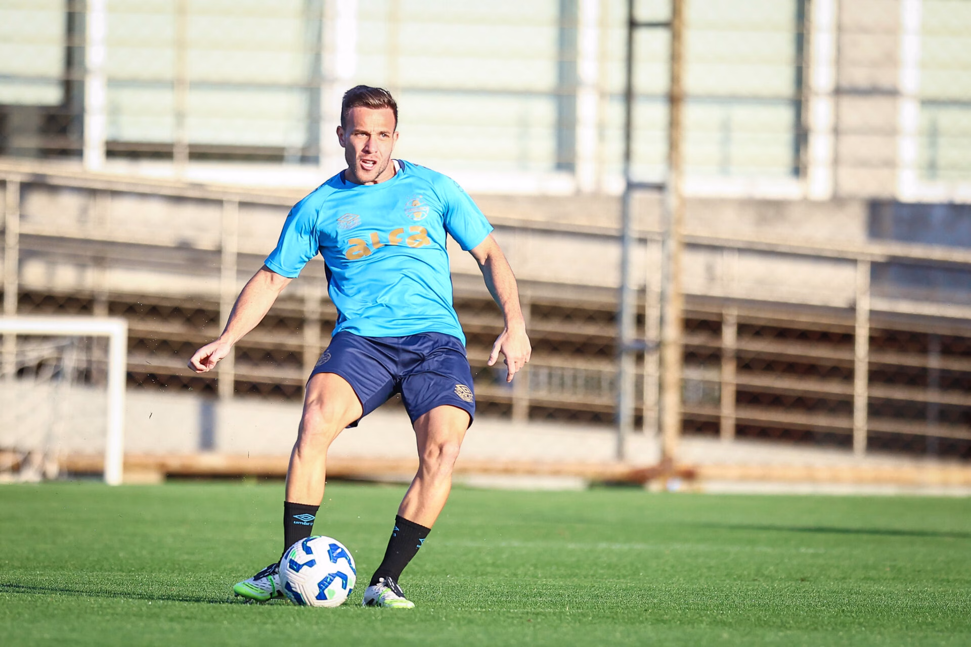 Atitude de Arthur em reunião com a Juventus por permanência no Grêmio chamou a atenção