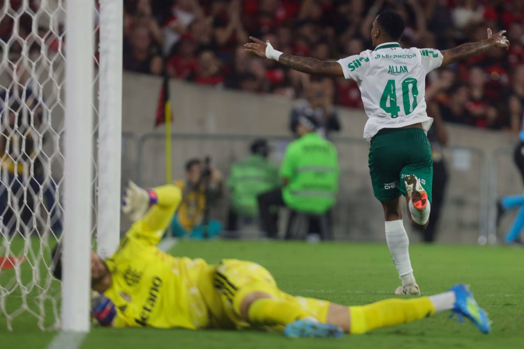 Com um a mais, Palmeiras domina Flamengo e abre vantagem na ponta do Brasileirão