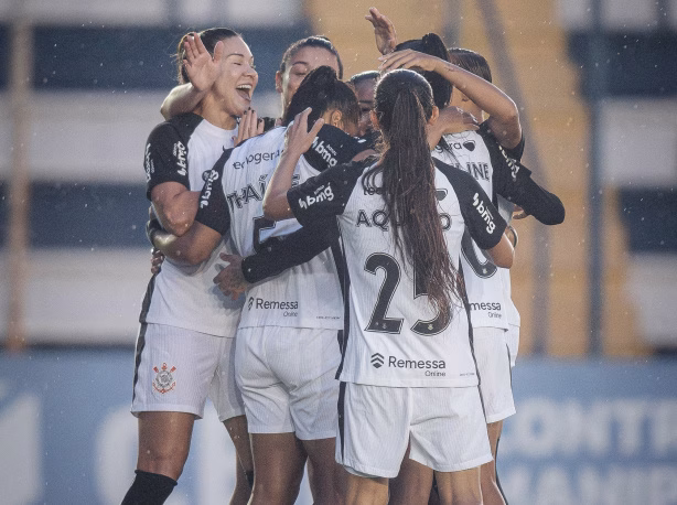 Corinthians acerta direitos de imagem atrasados com o elenco feminino