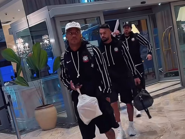 Corinthians desembarca no Rio de Janeiro com 24 jogadores para duelo contra o Botafogo