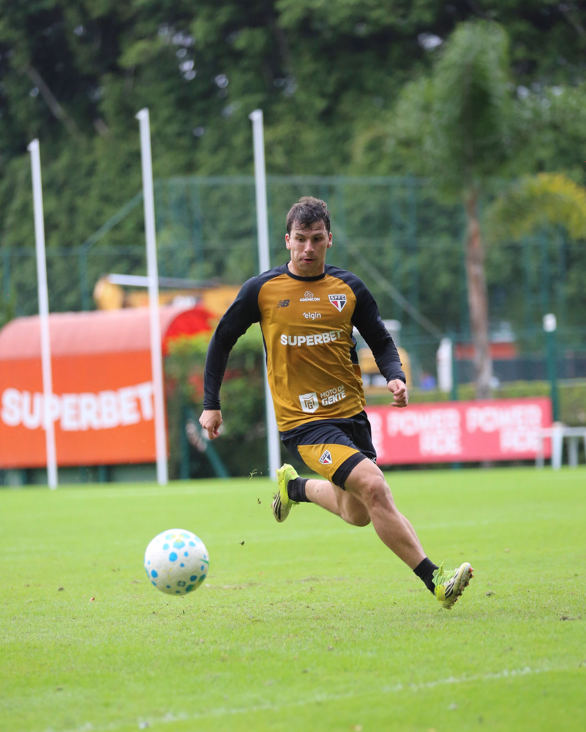 Elenco treina de olho no duelo com o Botafogo pelo Brasileirão