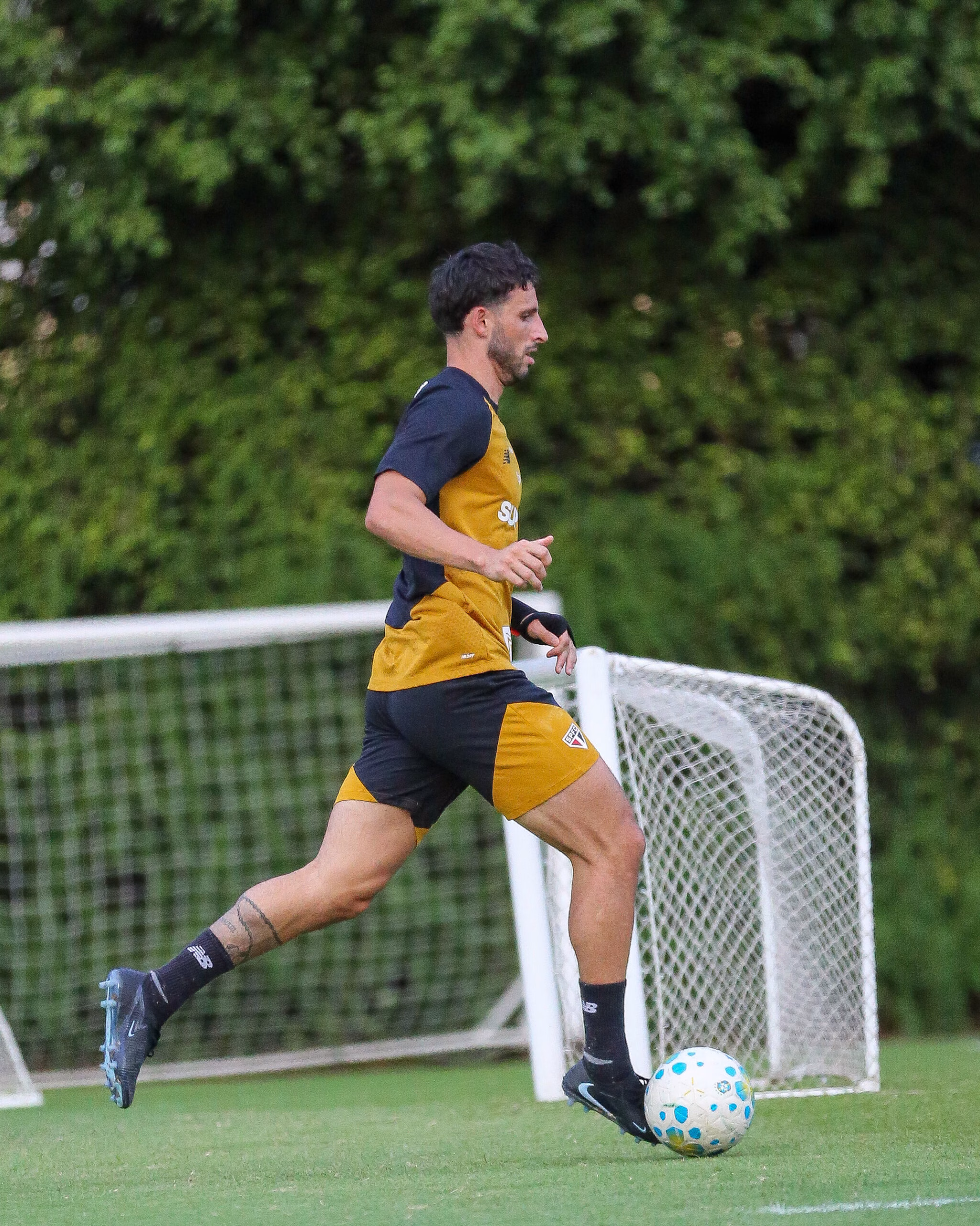 Elenco treina para encarar o Corinthians pelo Brasileirão