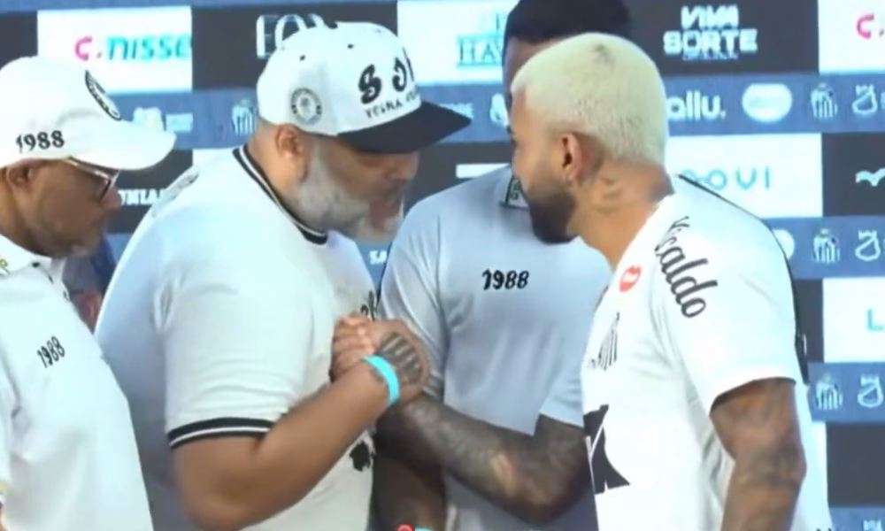 Gabigol é cobrado por membros de organizada durante apresentação: ‘Mó galera não te quer’