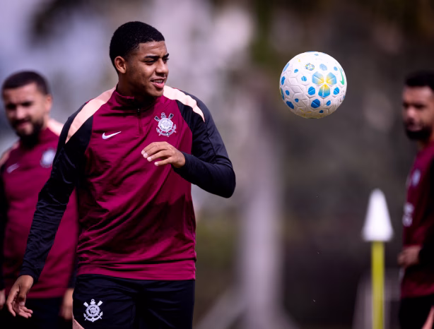 Jovem do Corinthians segue sem oportunidades com Fernando Diniz mesmo com ataque desfalcado