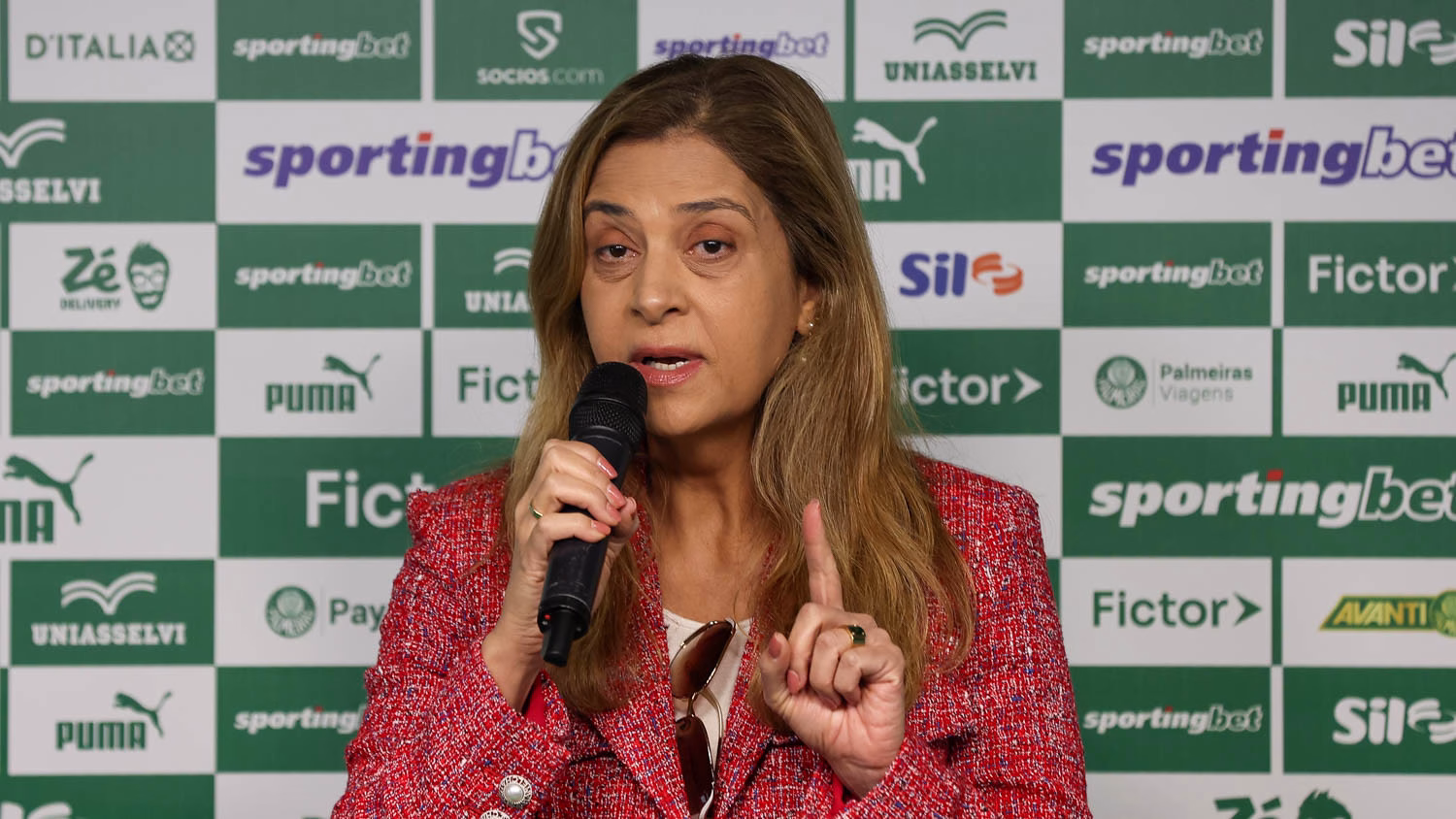 Leila Pereira defende Abel e afirma autonomia no Palmeiras