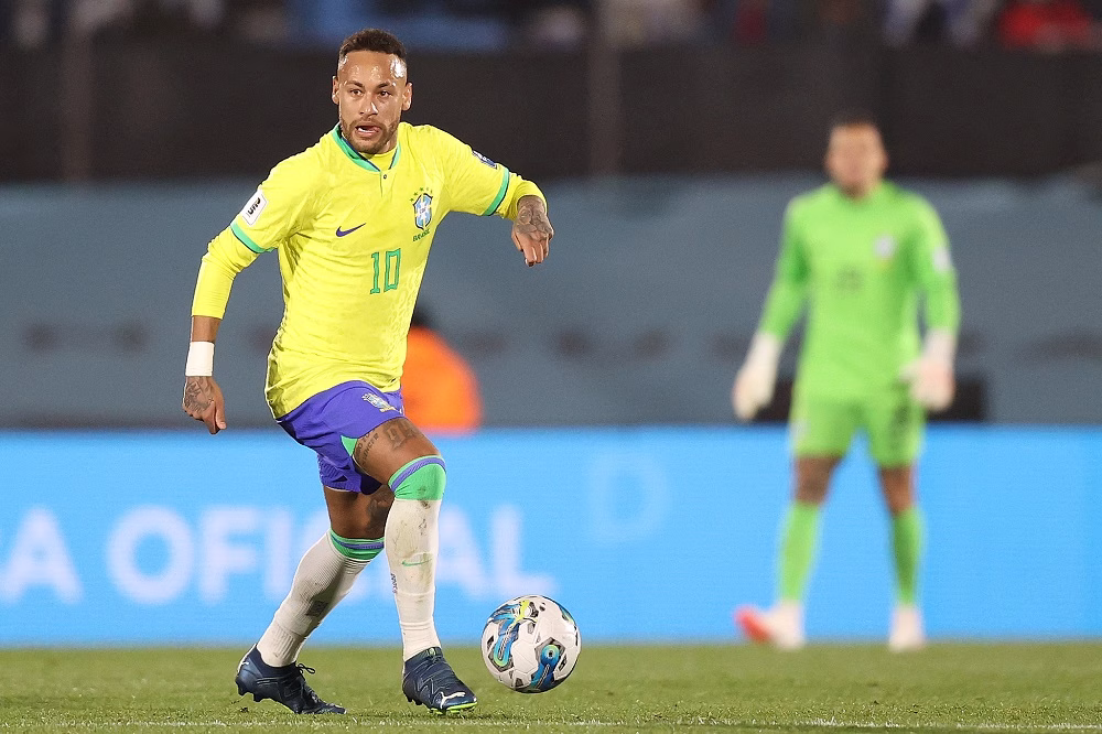 Neymar volta à Seleção depois de 3 anos e é ovacionado em cerimônia