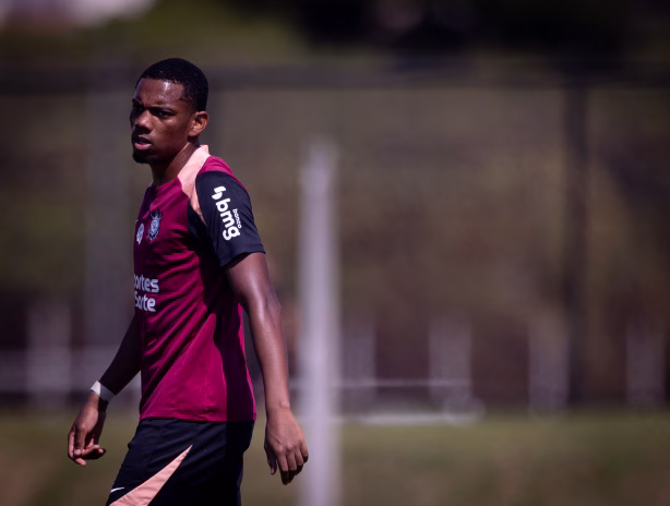 Raniele defende oscilação de jovem do Corinthians e relata pedido de desculpa por expulsões