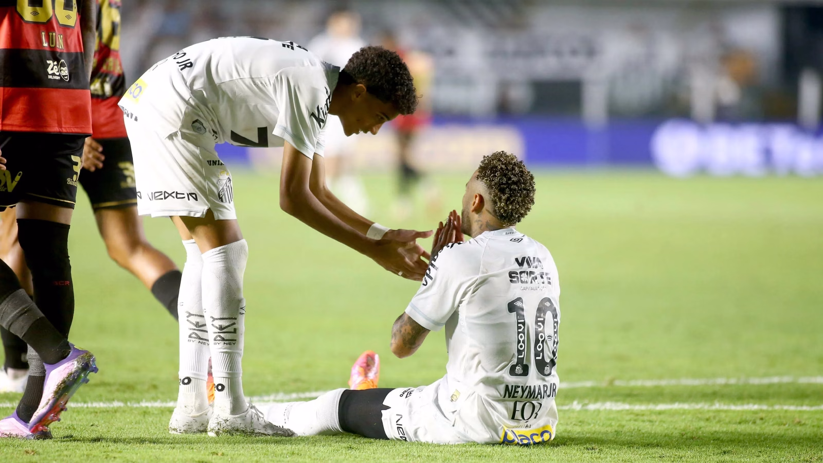 Robinho acusa Neymar de agressão e gera debates na Arena do Grêmio