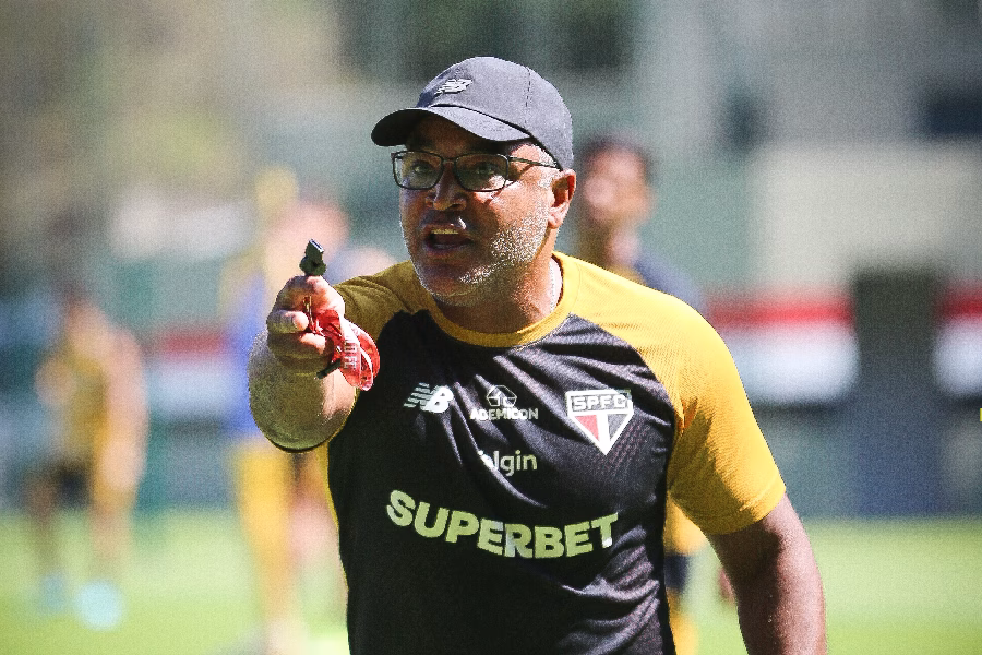 Roger Machado recebe consulta da Chapecoense, mas prioriza trabalhos no exterior