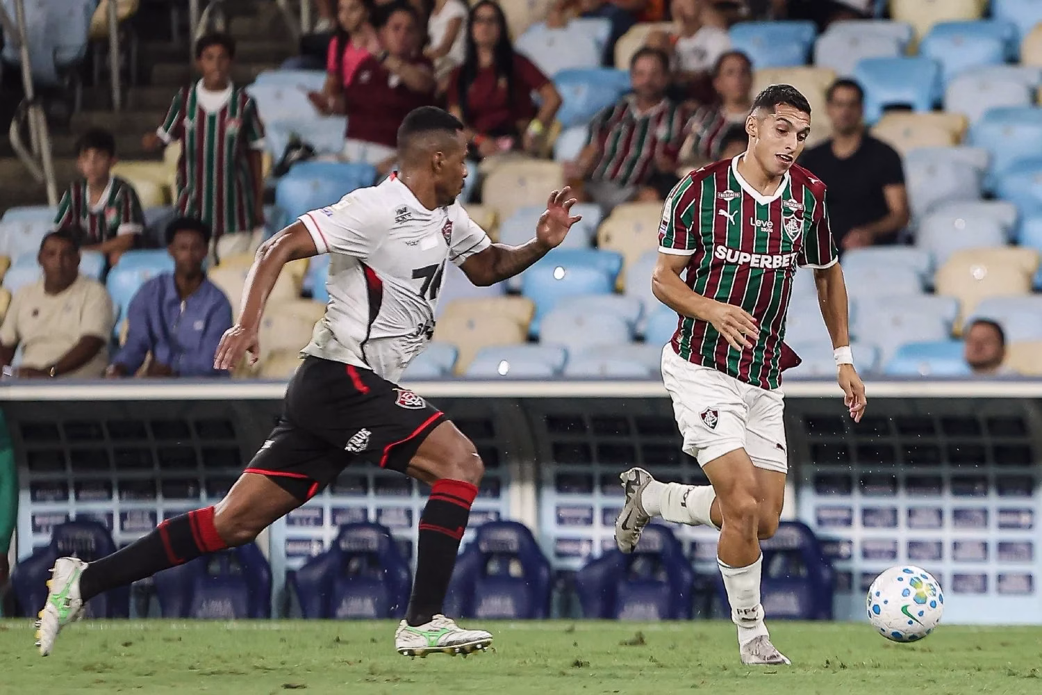 Serna marca no fim e Fluminense empata contra o Vitória no Maracanã