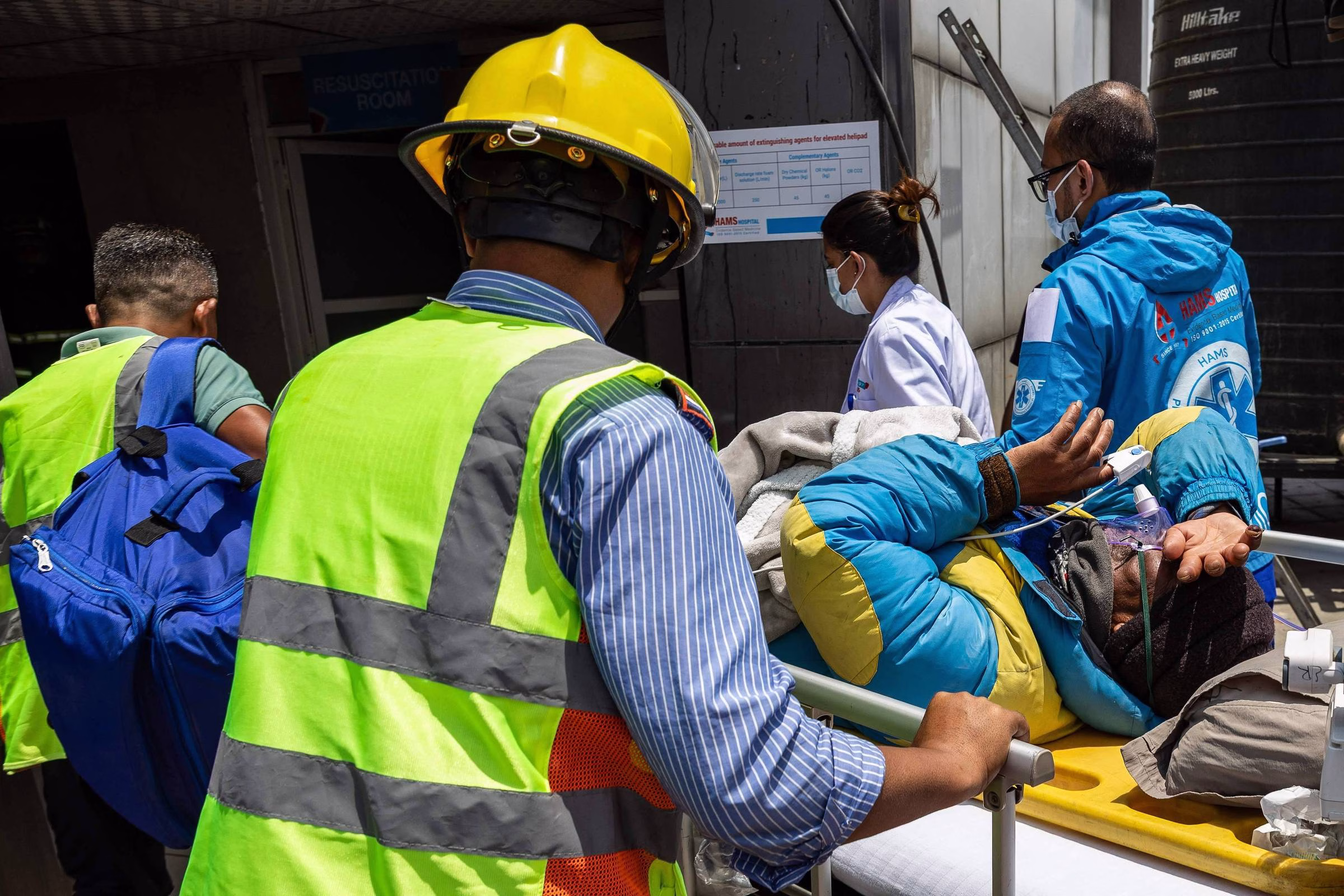 Everest: guia rasteja até base após 6 dias perdido – 04/06/2026 – Esporte