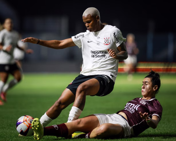 Atacante comenta estado do gramado da Fazendinha e valoriza apoio de Lingard em jogo do Corinthians