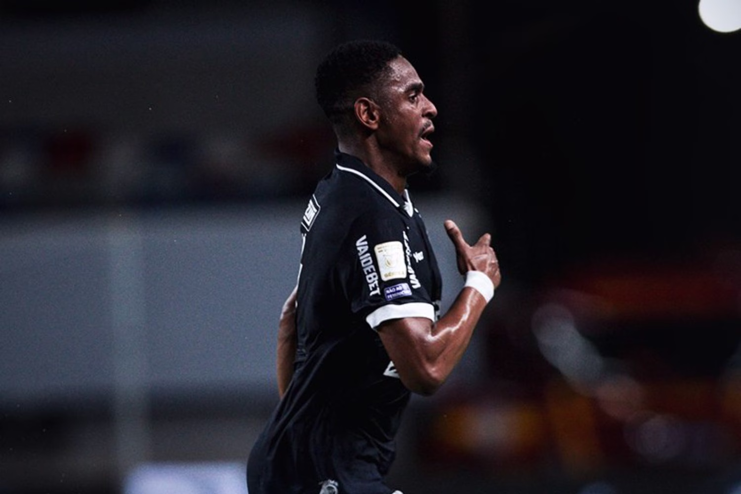 Com contra-ataques letais, Remo vence o Vitória e ganha fôlego no Brasileirão