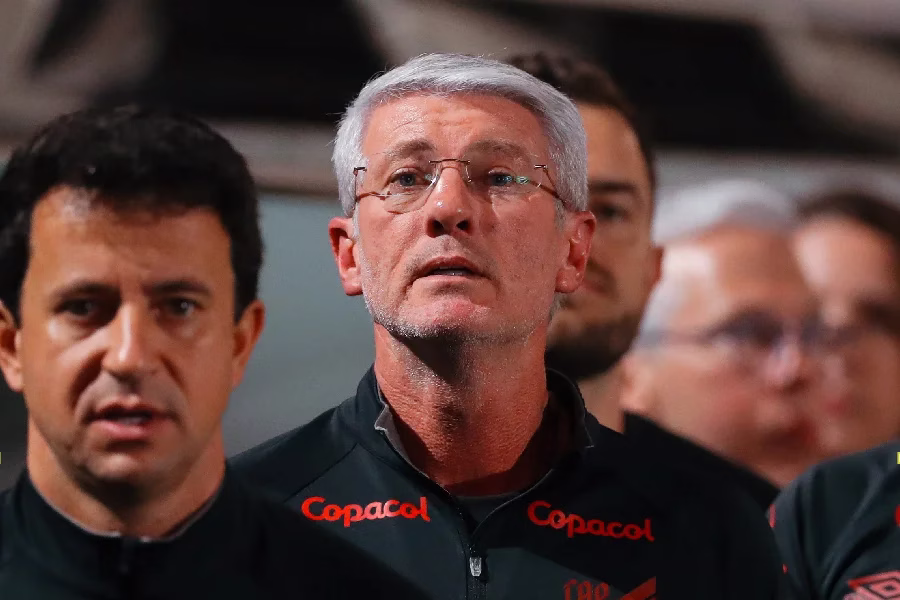 Com dois de Leozinho, Athletico-PR vira e amplia jejum do São Paulo