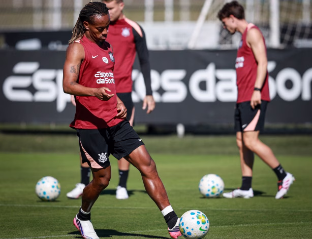 Corinthians faz treino coletivo visando retorno do Brasileirão