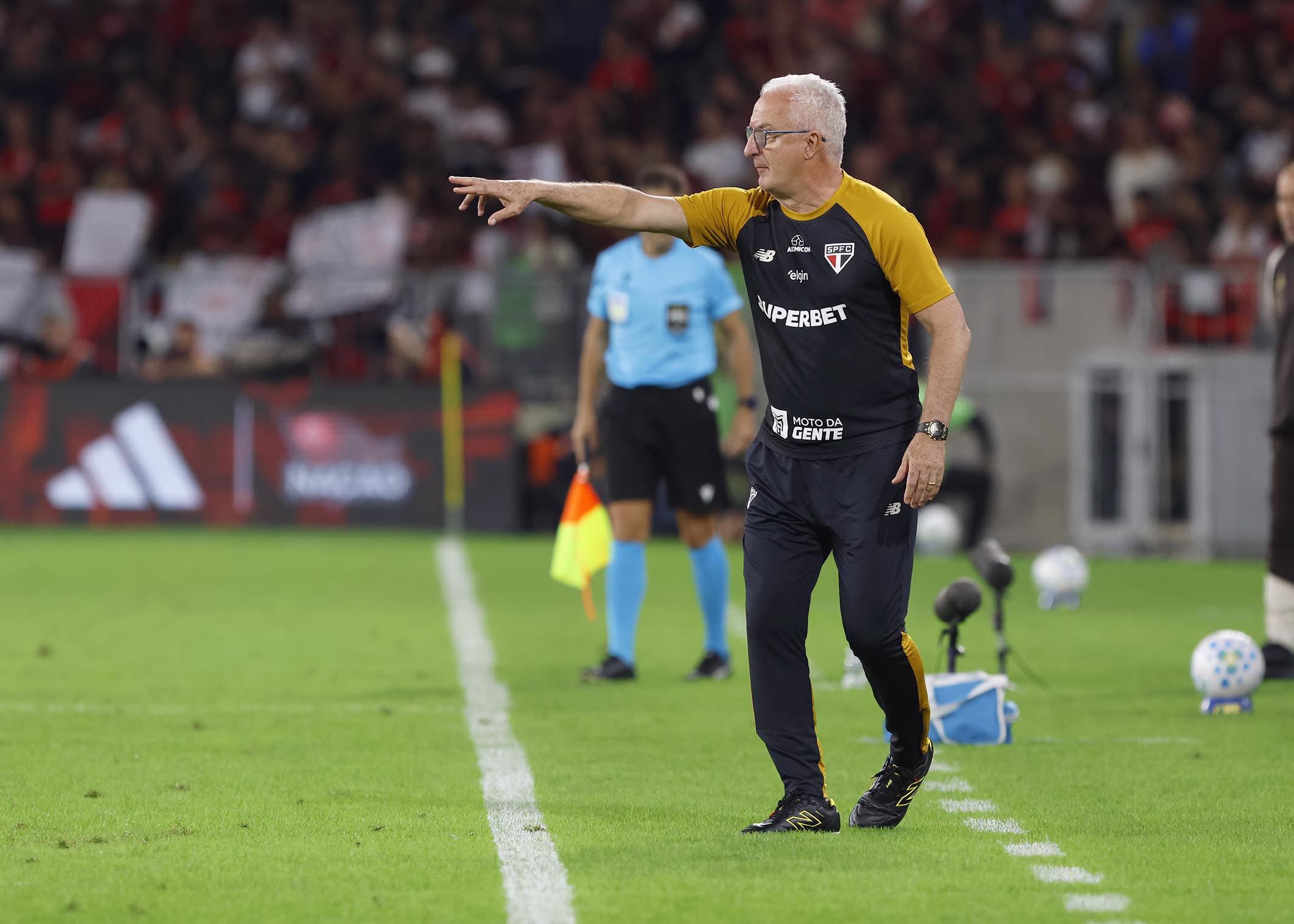 Dorival Júnior valoriza desempenho da equipe após empate no Rio de Janeiro