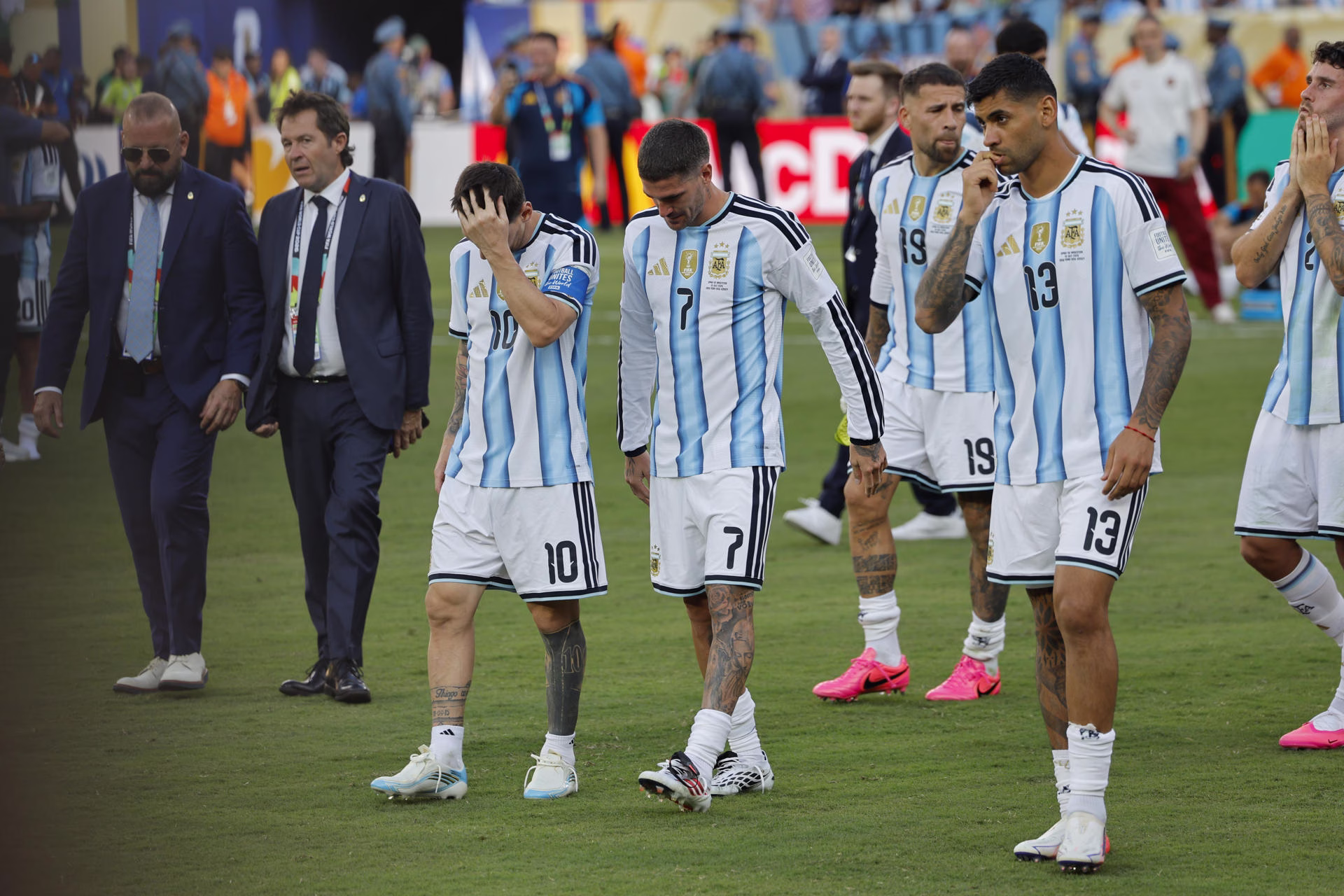 Espanha faz ‘pasillo’ na entrega das medalhas e estádio aplaude Messi