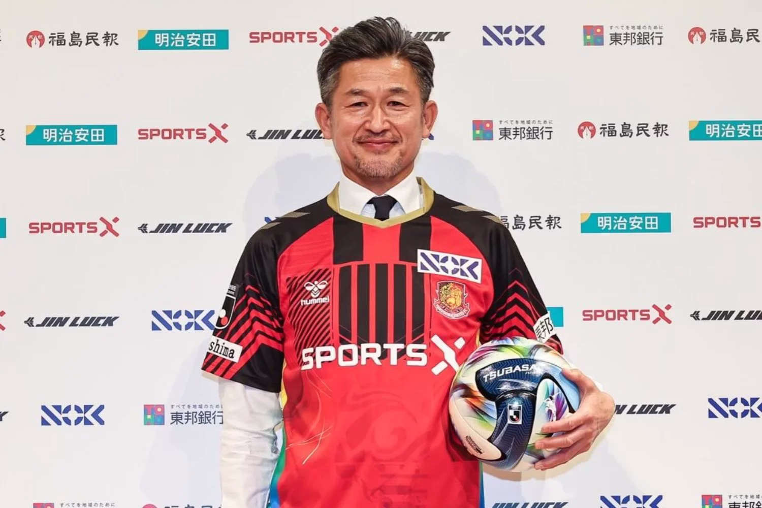 Kazu Miura, 59, marca gol e classifica time no Japão