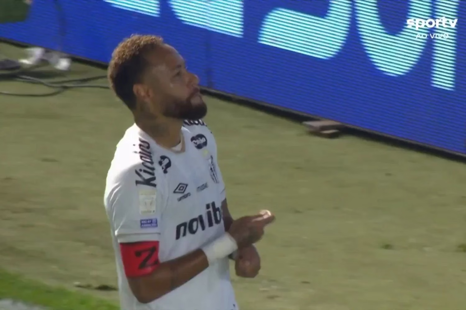 Neymar imita jogador de cartas durante comemoração de gol contra Chapecoense