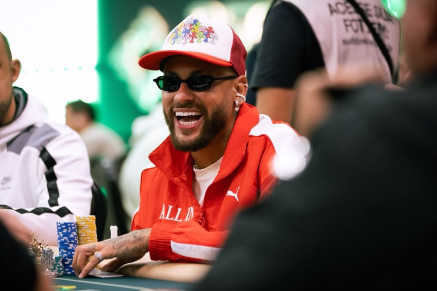 Neymar vira notícia por gols, relatos de bronca em jovens e ausência no CT