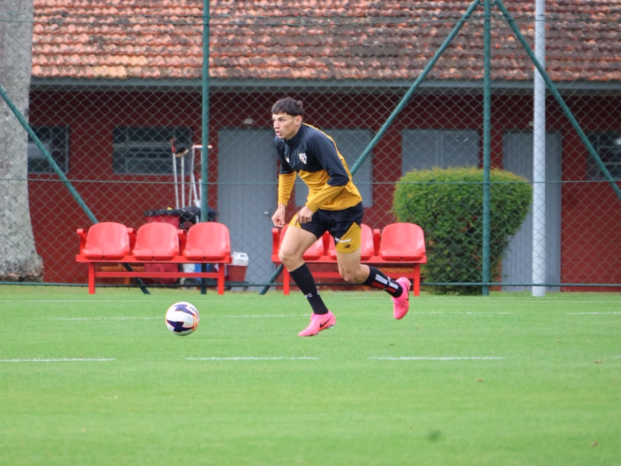 Três categorias da base tricolor entram em campo neste sábado (18)