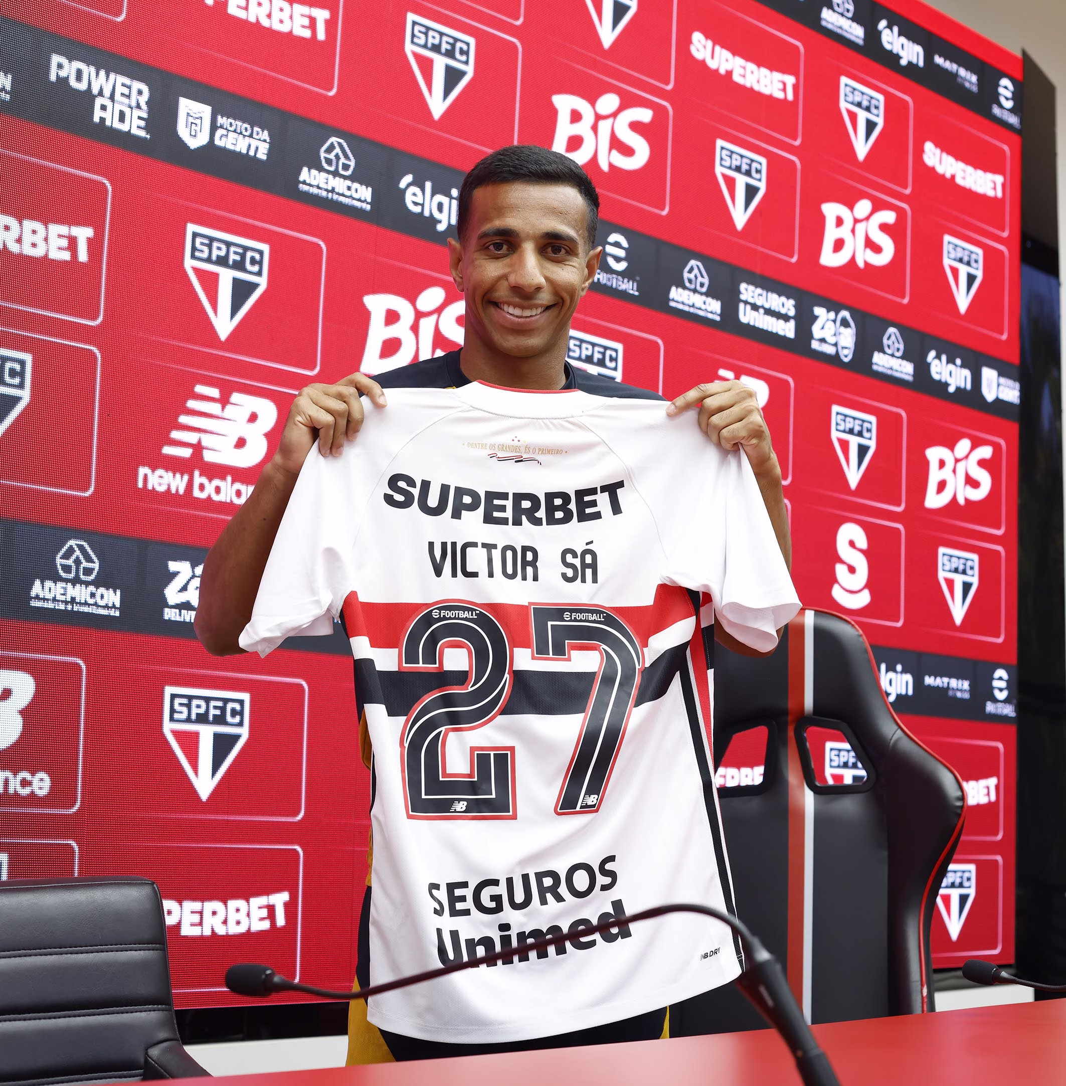 Victor Sá é apresentado e se emociona: “Difícil acreditar que estou aqui”