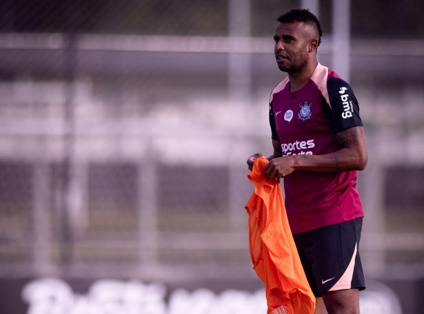 Volante sente incômodo e desfalca o Corinthians contra o Bahia pelo Campeonato Brasileirão