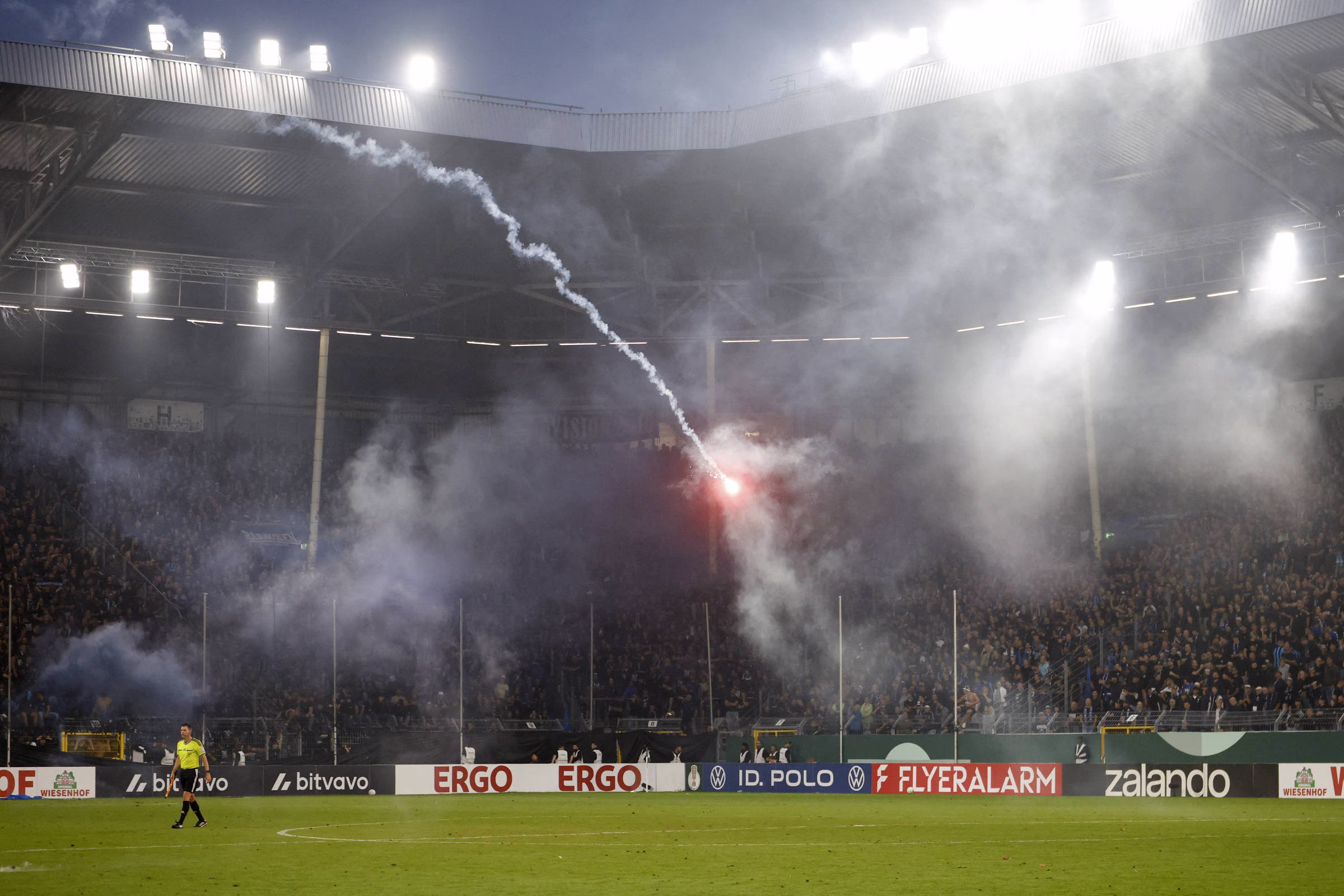 Cerca de cem ficam feridos em tumulto na Copa da Alemanha – 22/08/2026 – Esporte