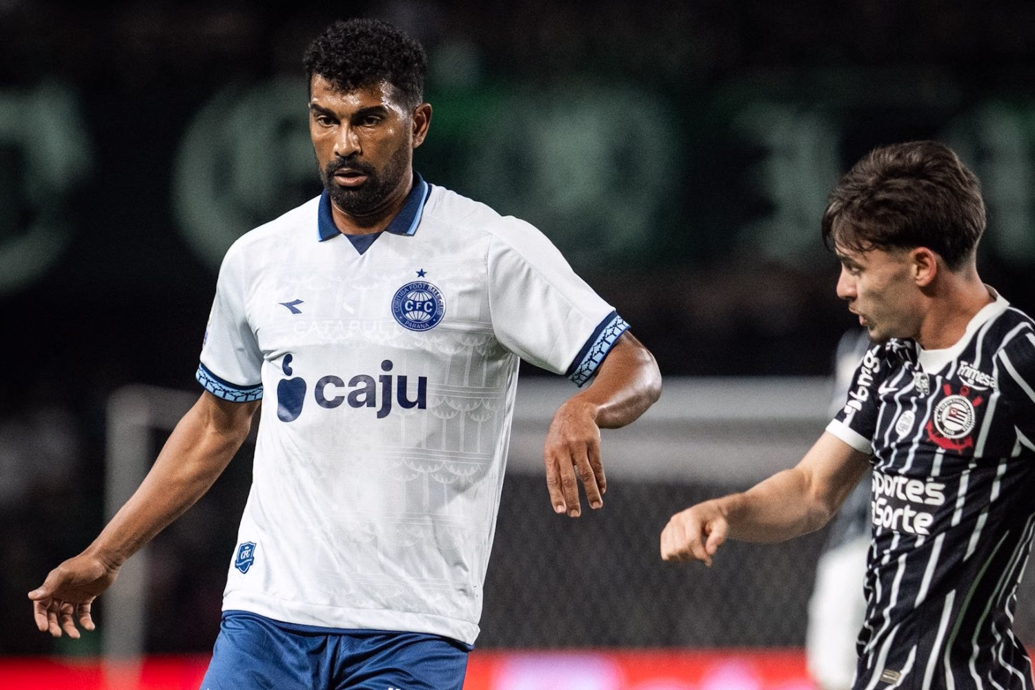 Coritiba segura pressão no fim, vence o Corinthians e salta na tabela