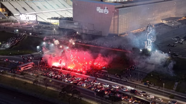 Elenco do Corinthians é recebido com festa da torcida na Arena para decisão da Copa do Brasil