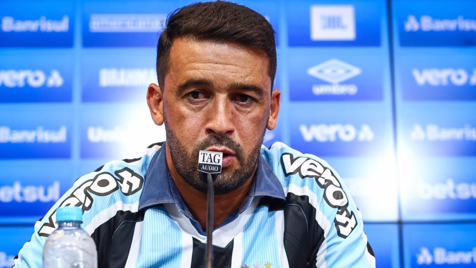 Ex-Grêmio revela bastidores e destaca postura de Wallace no time