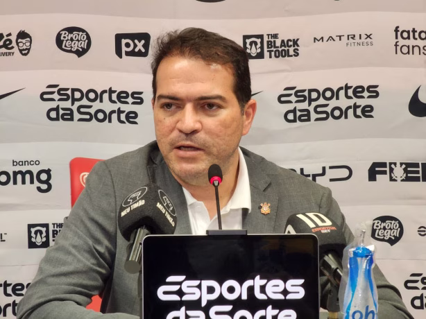 Executivo do Corinthians volta a cobrar arbitragem e cita 'ameaça' para jogadores