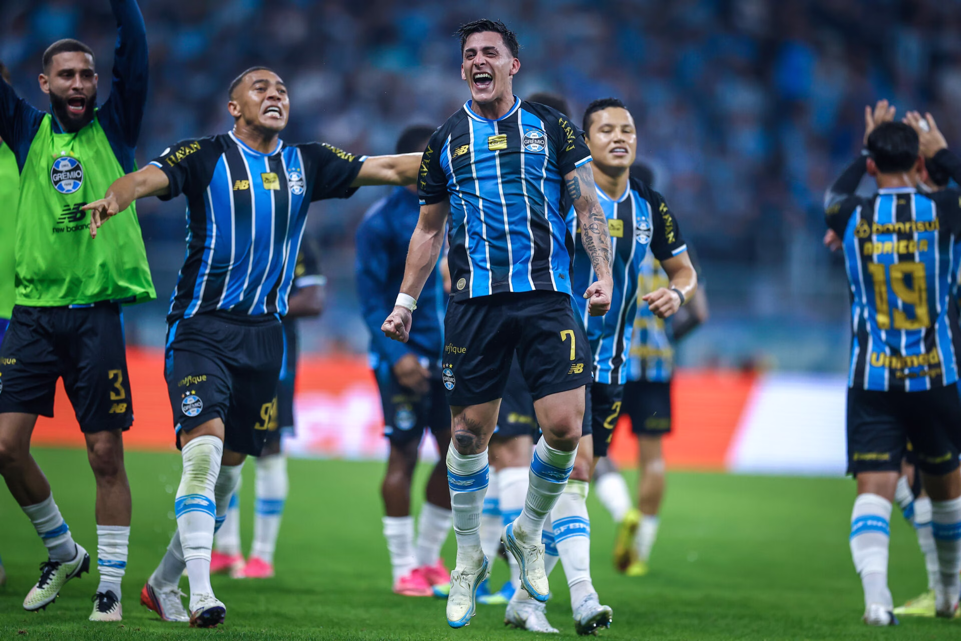 Grêmio acelera conversas por Carlos Vinícius e Pavón antes de perder jogadores