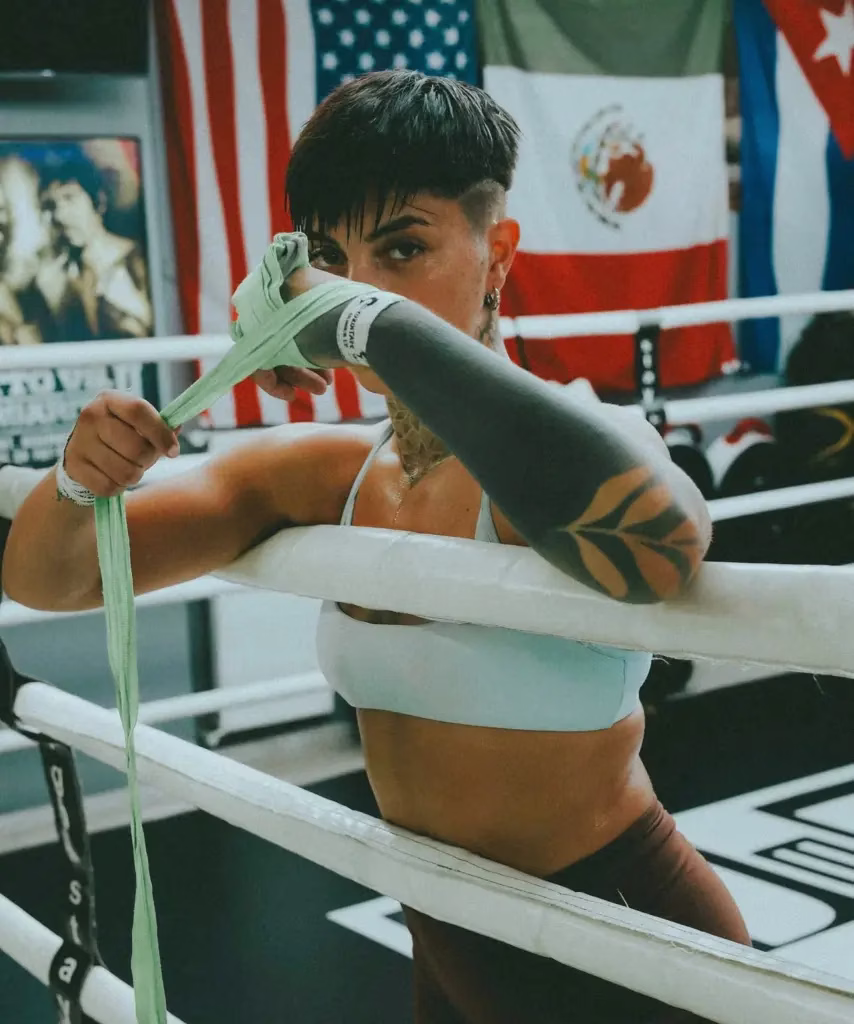 ‘Pulgar do boxe’: atleta grega fala sobre semelhança, conta origem de camisa do Flamengo e revela que sonha em lutar no Brasil